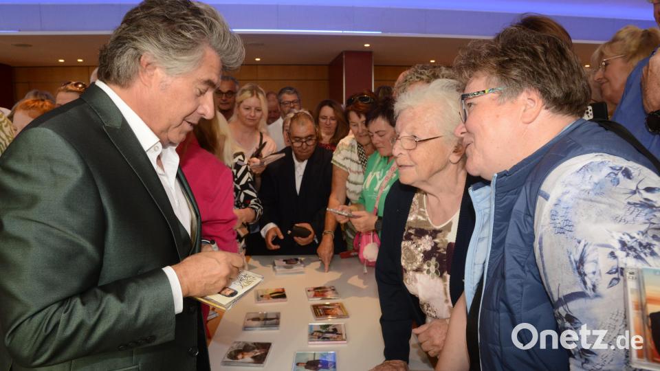 Die 88-jährige Heidi Pichl und ihre Tochter Ulrike aus Schirmitz sind erklärte Andy-Borg-Fans und haben sich auch &quot;wahnsinnig&quot; über den Auftritt von Bata Illic gefreut. Bild: bey