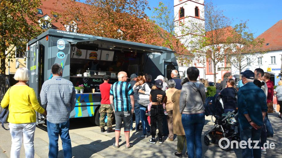 Zuweilen bildeten sich Warteschlangen vor dem Bayerntruck. Bild: jr