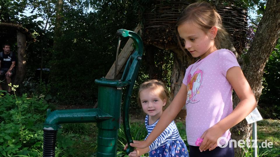 Die Kinder haben ihren hellen Spaß mit den Wasserspielen. Bild: le