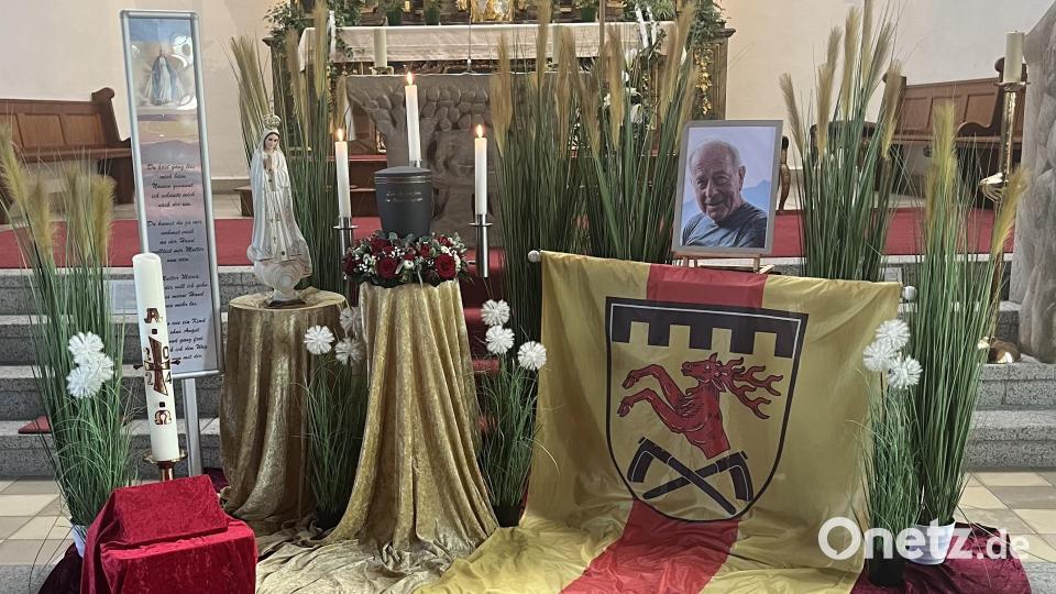 Zum Gedenken an Günther König waren in der Kirche die Urne und ein Bild aufgebaut. Bild: exa