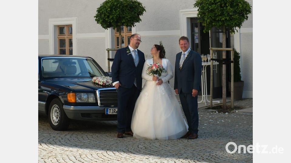 Christian Bauer und Dana Winkler wurden von Bürgermeister Stefan Grillmeier getraut. Bild: Torsten Schicker/exb