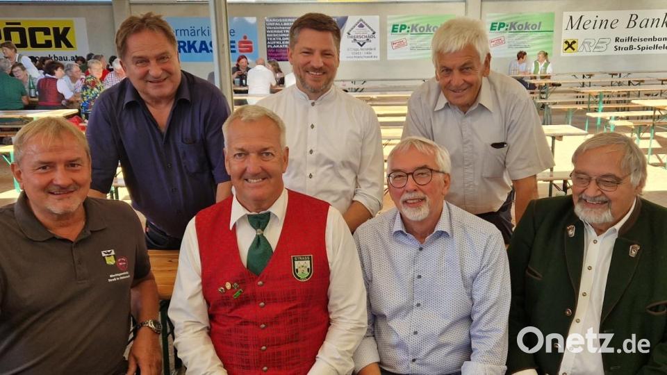 Die &quot;Bürgermeisterrunde&quot; mit amtierenden und früheren Bürgermeistern (stehend von links) Josef Meier, Peter Neumeier, Franz Tscherner, (sitzend von links) Johann Lappi, Reinhold Höflechner, Manfred Rodde und Sepp Partl Bild: mab
