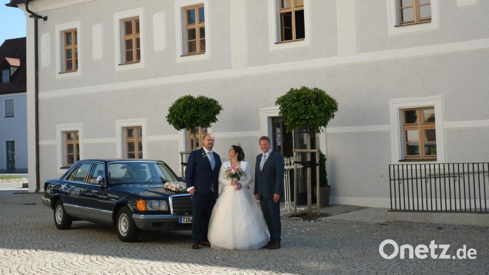 Christian Bauer und Dana Winkler wurden von Bürgermeister Stefan Grillmeier getraut. Bild: Torsten Schicker/exb