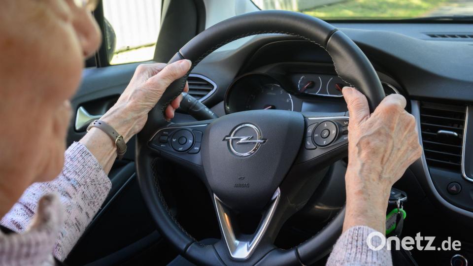 Sollte es neue Regeln für ältere Lenker geben? Eine Mehrheit ist dafür. (Archivbild) Bild: Julian Stratenschulte/dpa