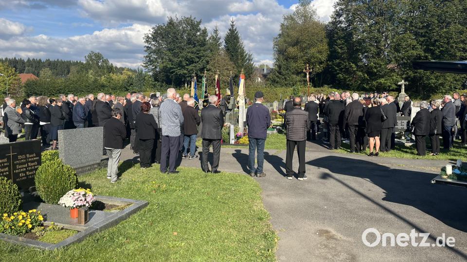 Zahlreiche Weggefährten nahmen bei der Beerdigung Abschied von Günther König. Bild: exa