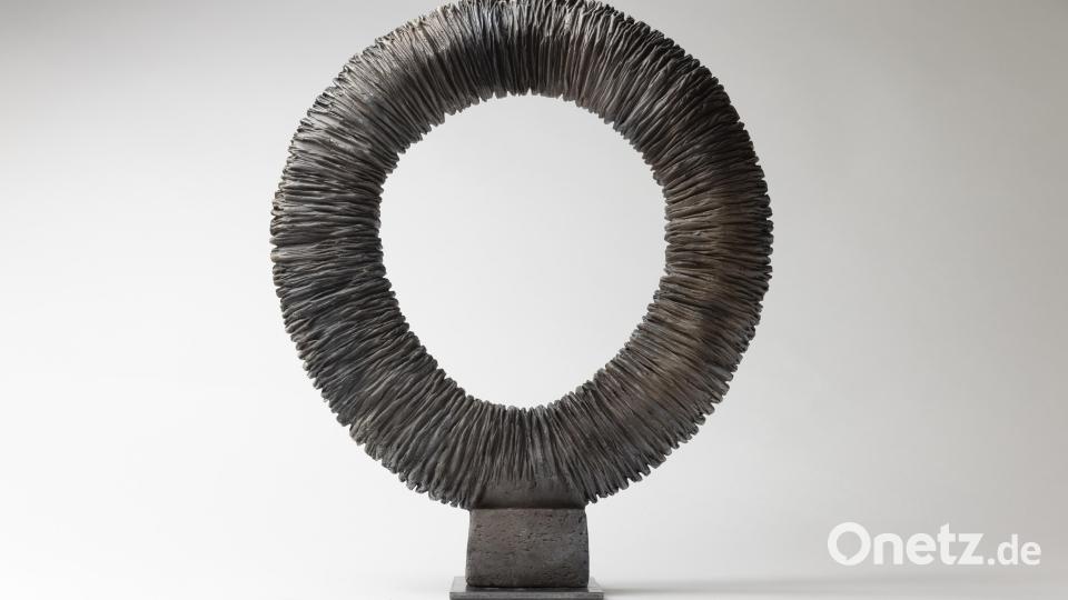 Karin Röser zeigt den &quot;Ring of Fire&quot;. Bild: Felix Roeser/exb