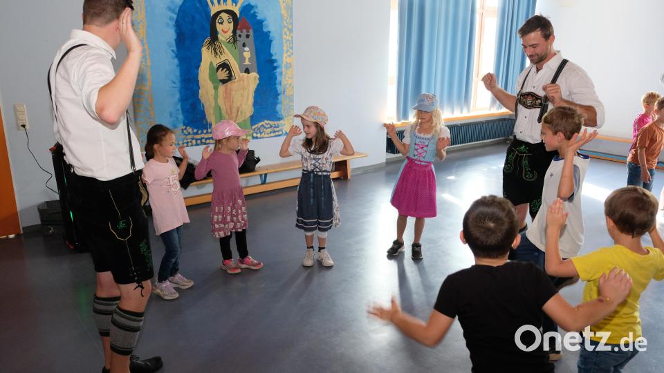 Nachwuchs für die Schwarzenbacher Schenkelklopfer? Die Brauchtumstruppe fand jedenfalls bei ihrem Auftritt im Speinsharter Kindergarten viele mutige Nachahmer Bild: do