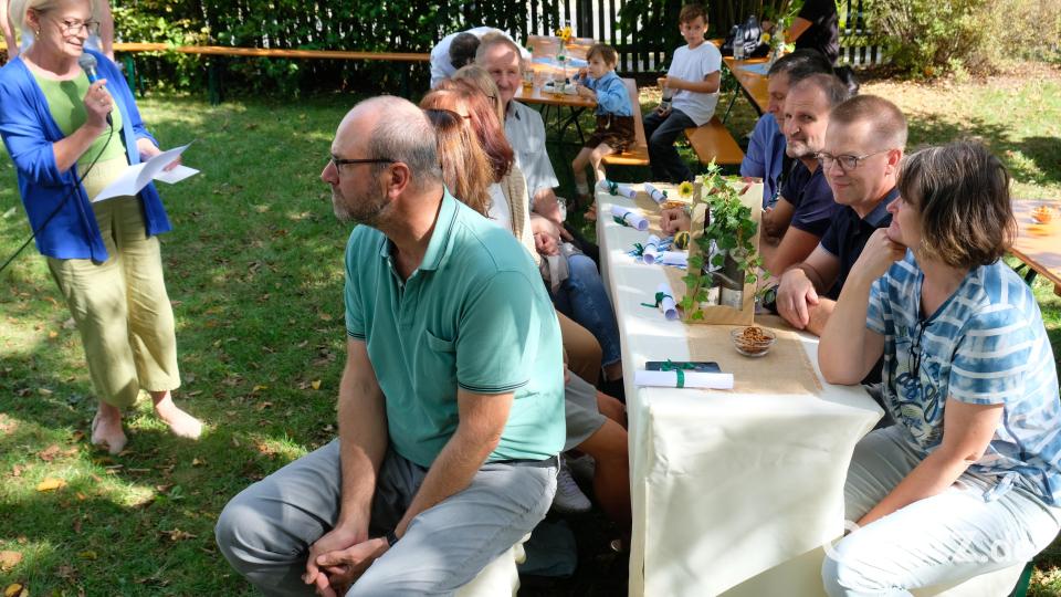 Ehrenplätze gab es für die Vorstandschaft aus der Gründungszeit. Kita-Leiterin Waltraud Wagner (li) blickte zurückschauend auf die Segnungen des Fördervereins für den Kindergarten. Bild: do