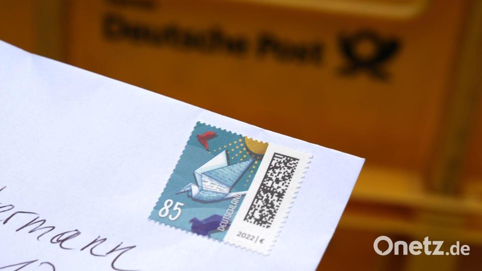 Ein mit 85 Cent frankierter Standardbrief vor einem Briefkasten. Bild: Marcus Brandt/dpa