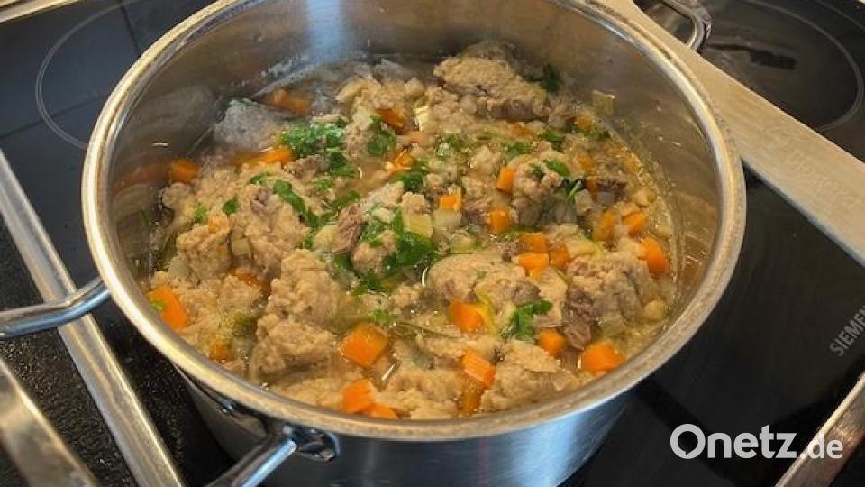 Die Nocken in die kochende Suppe legen und fünf bis zehn Minuten köcheln lassen. Bild: Gerhard Scheuenstuhl