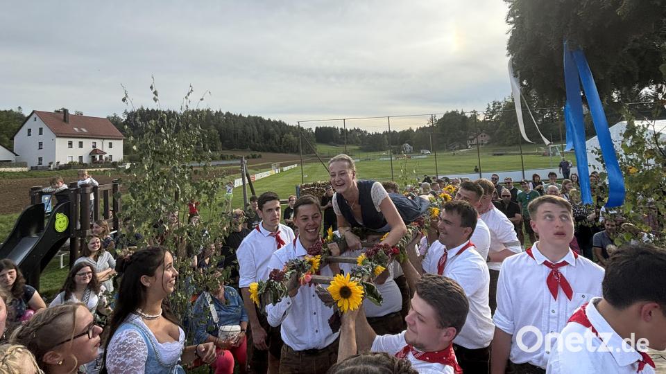 Lena Strobel wird als Oberkirwamoidl auf Händen und einer Leiter getragen. Bild: lei