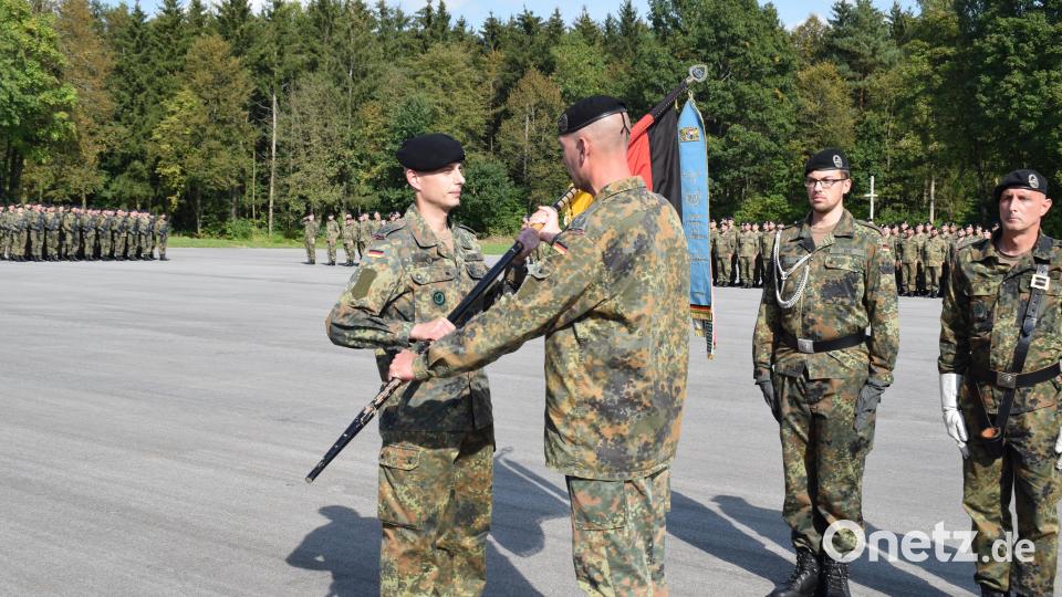 Brigadekommandeur Oberst Axel Hardt (rechts) überreicht dem neuen Kommandeur des Panzerbataillons 104, Oberstleutnant Sascha Uyanik die Truppenfahne. Bild: bnr