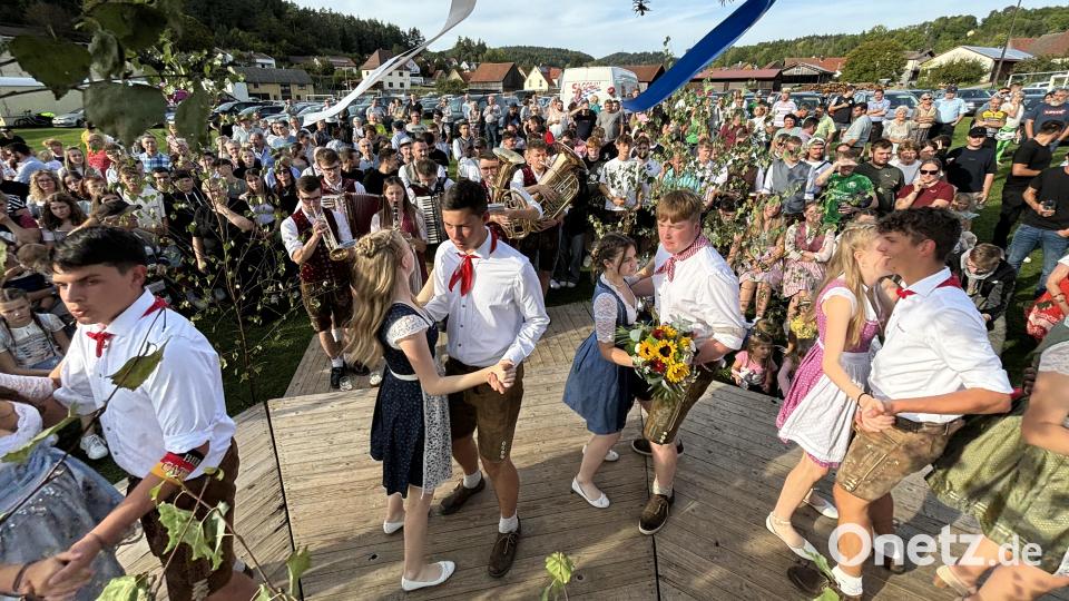 Vor einem stattlichen Publikum tanzen die Paare den Kirwabaum in Eschenfelden aus. Bild: lei