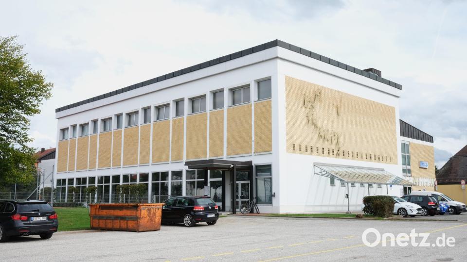 Die Finanzierung ist gesichert: Die Marktgemeinde Scharzenfeld kann die Turn- und Schwimmhalle für 8,8 Millionen Euro sanieren. Bild: Hirsch
