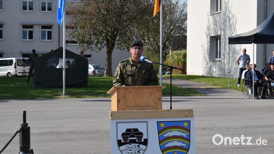 Der scheidende Bataillonskommandeur Oberstleutnant Marek Krüger spricht zum letzten Mal zu den Soldaten des Panzerbataillons 104. Bild: bnr