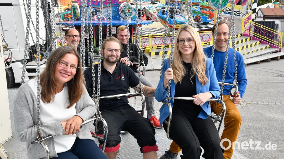 Die Veranstalter freuen sich schon auf die Dult, die am Freitag, 27. September, in Amberg beginnt. Von links: Maria Frank, Markus Bayer, Sebastian Wedel (alle Amberger Congress Marketing, Schausteller-Chef Jan-Marco Müllner, ACM-Geschäftsführerin Erika Sauerwein und Bräu Franz Kummert. Bild: Petra Hartl