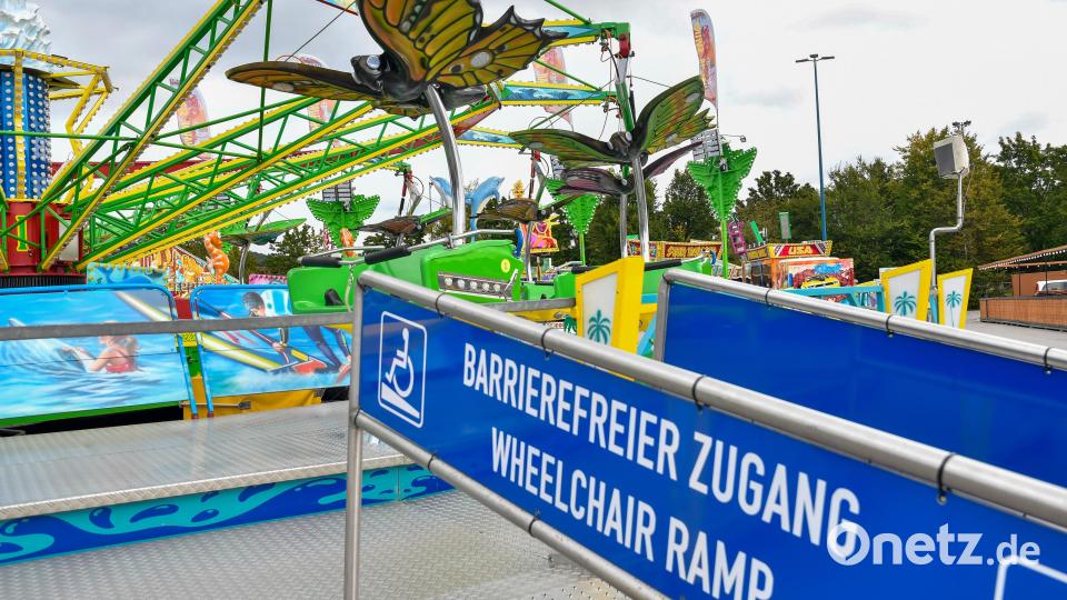 Für die Amberger Michaeli-Dult sind die meisten Fahrgeschäfte bereits aufgebaut. Bild: Petra Hartl