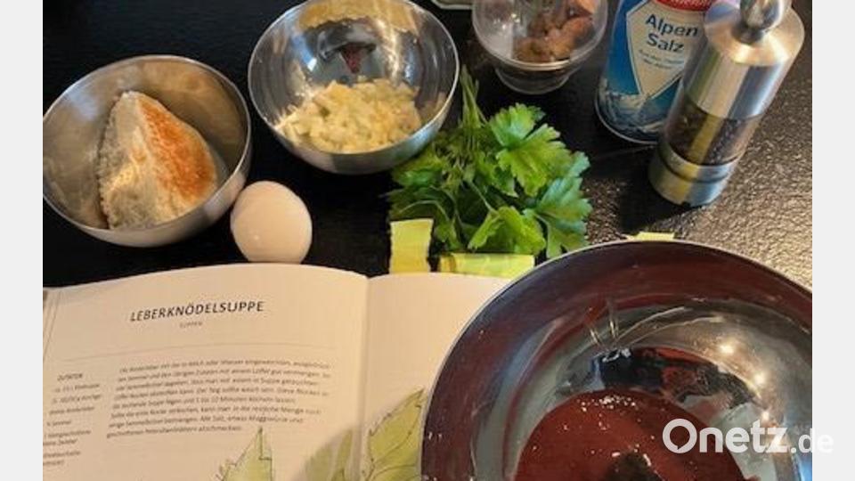 Zutaten für die Leberknödelsuppe. Bild: Gerhard Scheuenstuhl