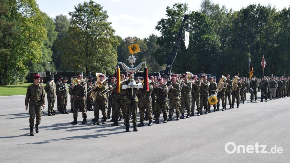 Der Übergabeappell wurde vom Heeresmusikkorps Veitshöchheim musikalisch gestaltet. Hier beim Einzug der Truppenfahne. Bild: bnr