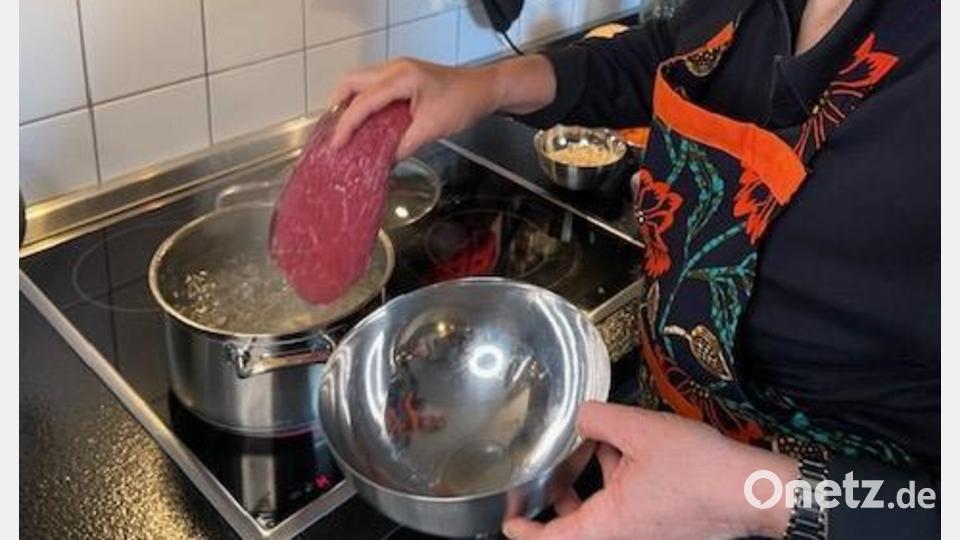 Das Rindfleisch (nicht wie bei der normalen Rindsuppe in kaltes Wasser legen) – damit sich die Poren schließen – gleich in das gesalzene kochende Wasser einlegen und einige Minuten tüchtig kochen. Bild: Gerhard Scheuenstuhl