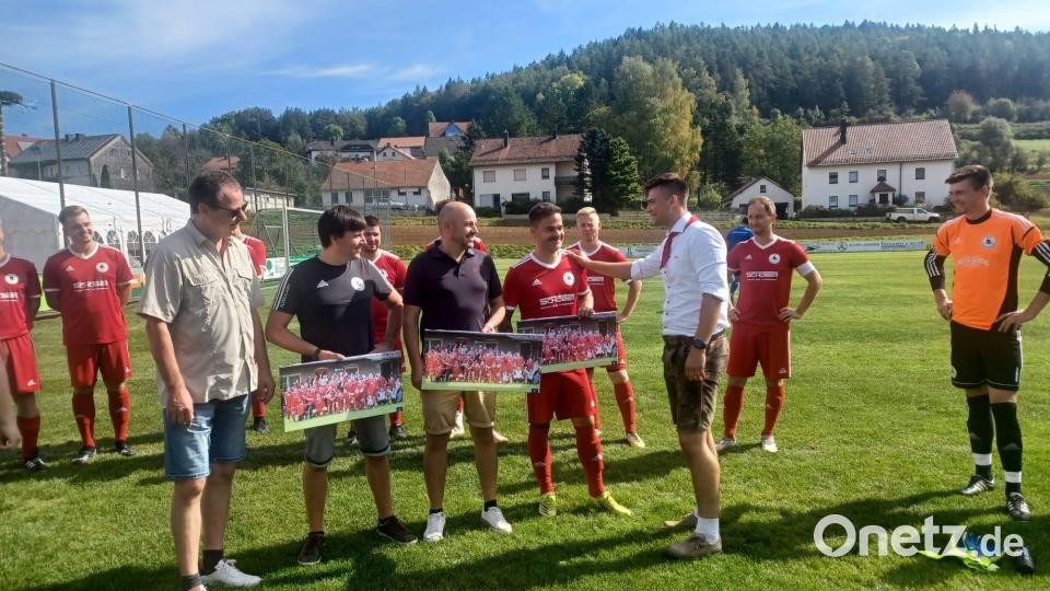 Der SC Eschenfelden verabschiedet vor dem Kirwa-Heimspiel mit Timo Hieltel, Marco Mackenstein und Michael Mackenstein drei verdiente Spieler. Bild: lei