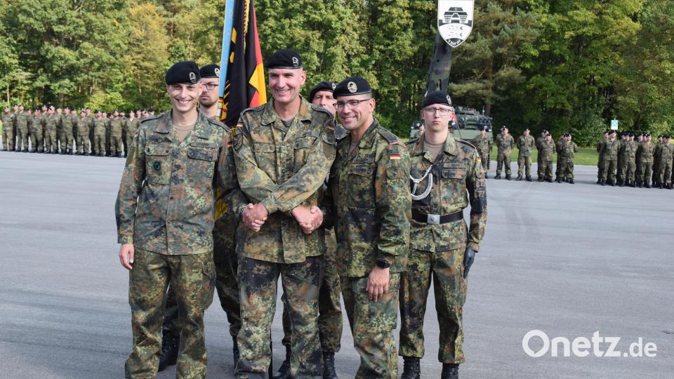 Brigadekommandeur Oberst Axel Hardt (Mitte) entbindet Oberstleutnant Marek Krüger (rechts) von seiner Aufgabe als Bataillonskommandeur und überträgt das Kommando über das Panzerbataillon 104 an Oberstleutnant Sascha Uyanik (links). Bild: bnr