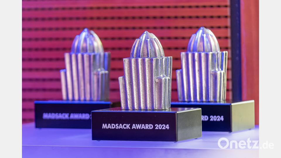 Der Madsack Award ist mit seiner Form dem Anzeiger-Hochhaus in Hannover nachempfunden. Bild: Tim Schaarschmidt
