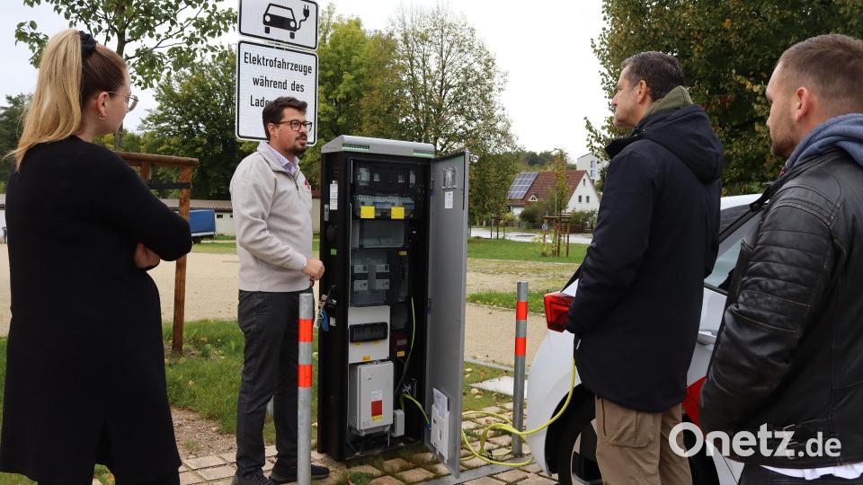 Christoph Krug öffnet die Abdeckung und erklärt (von links) Silke Meyer (Bauamt VG Neukirchen-Etzelwang), Bürgermeister Roman Berr und Felix Ruder (Bauamt VG Neukirchen) das Innenleben der Ladesäule. Bild: mfh