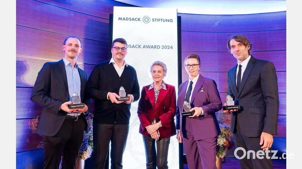 Sylvia Madsack (Mitte) gratulierte Christian Gold und Sebastian Böhm ebenso wie Julia Weigelt und Philipp Hübl (von links). Bild: Tim Schaarschmidt