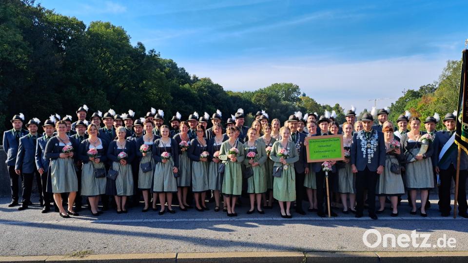 Der Schützenverein &quot;Grünthal&quot; Liebenstein kurz vor dem Start beim Oktoberfestzug in München. Bild: Schützenverein Liebenstein