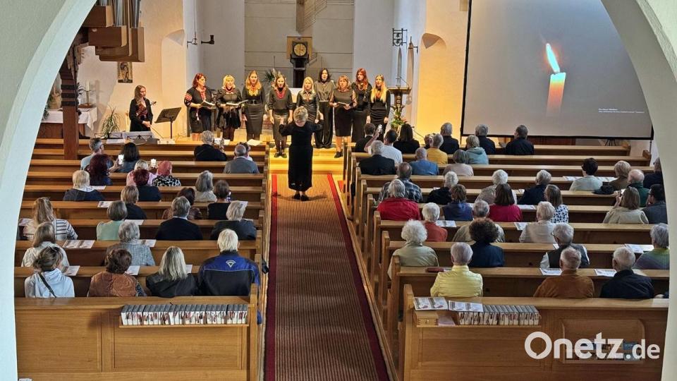 Gut gefüllt war die Kirche beim Konzert des ukrainischen Chorprojekts. Bild: Josef Daubner/exb