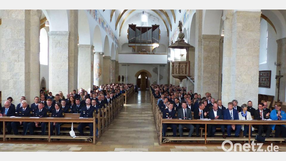 Die Farbe Blau beherrscht durch die zahlreichen Polizeiuniformen die Szene in der Kastler Klosterkirche. Bild: jp