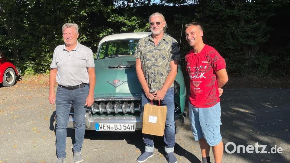 Stolz auf sein amerikanisches Fahrzeug ist der Weidener Elvis-Fan Martin Wolfinger als Drittplatzierter. Bild: gz