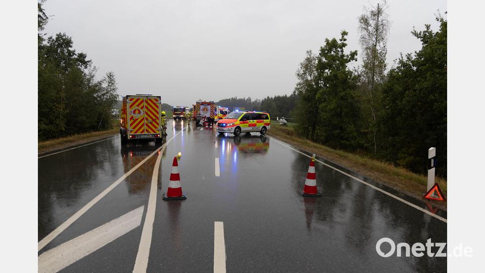 Durch den Unfall sperrten die Einsatzkräfte die B22 für eineinhalb Stunden. Bild: Roland Wellenhoefer