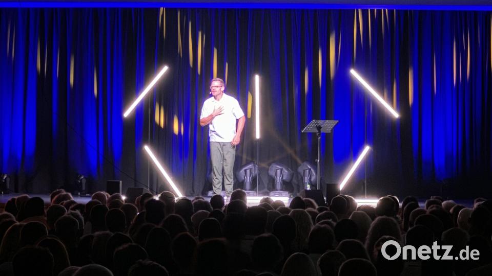 Kabarettist Martin Frank sorgt mit seinem Solo-Programm für jede Menge Lacher in der ausverkauften Neustädter Stadthalle. Bild: mgo