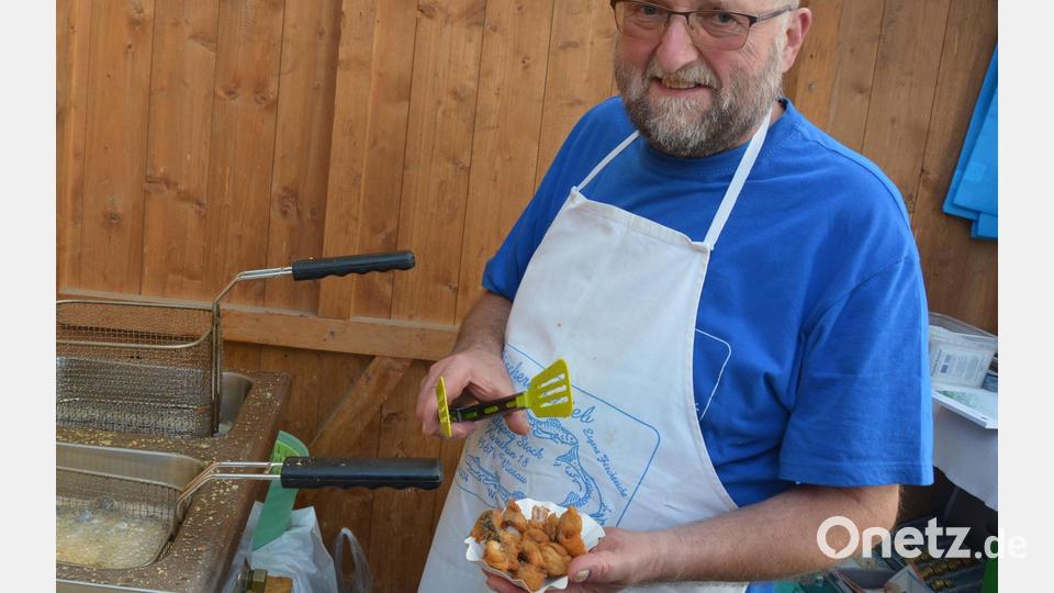 Auch Spezialitäten wie Karpfenfritten werden bei den Erlebniswochen Fisch präsentiert, hier zubereitet von Wolfgang Stock. Archivbild: jr