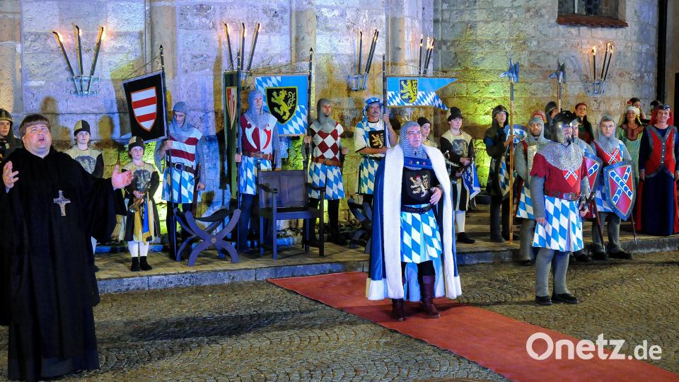 2013 wurde zuletzt das Schweppermannspiel im Innenhof der Kastler Klosterburg aufgeführt. Künftig soll es im Wechsel mit einem neuen Stück, das 1103 und damit im Jahr der Klostergründung spielt, gezeigt werden. Archivbild: Stephan Huber