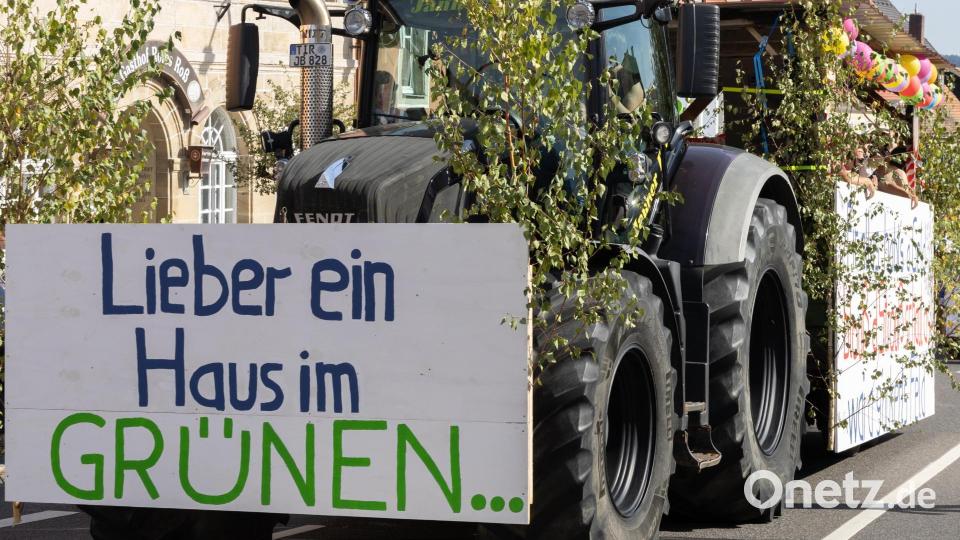 Dieser Spruch am Wagen der Erbendorfer Jugend bei Kirwazug stößt bei der Vorsitzenden des Grünen-Ortsverbandes Kemnather Land, Gabi Zaus, auf Unverständnis. Archivbild: Roland Wellenhoefer