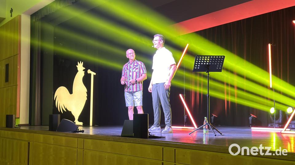 Der Kabarettist Martin Frank versteht es spielend, auch das Publikum mit in sein Programm mit einzubauen. Bild: mgo