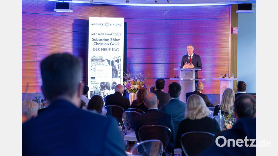 Hendrik Brandt bei seiner Laudatio in Hannover Bild: Tim Schaarschmidt