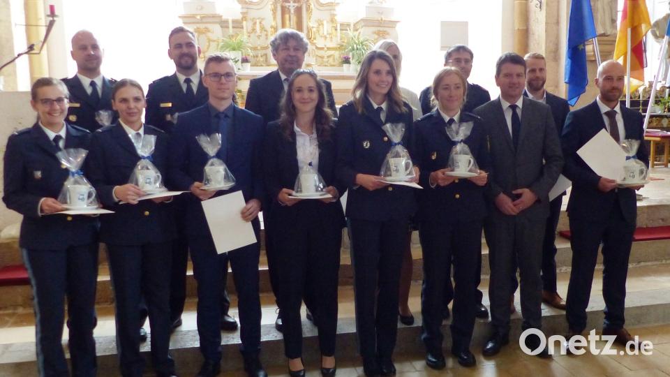 Die zehn besten Absolventen des Studienjahrgangs 2021/24 werden von Innenstaatssekretär Sandro Kirchner (Dritter von rechts) besonders ausgezeichnet. Bild: jp