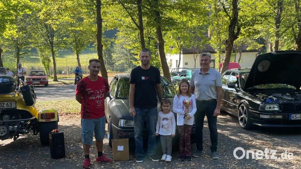 Bürgermeister Reiner Gäbl (rechts) und Organisator Emilio Pelzer (links) gratulieren dem Eslarner Holger Schmid mit seinem Audi 80, Baujahr 1988, zum ersten Platz. Bild: gz