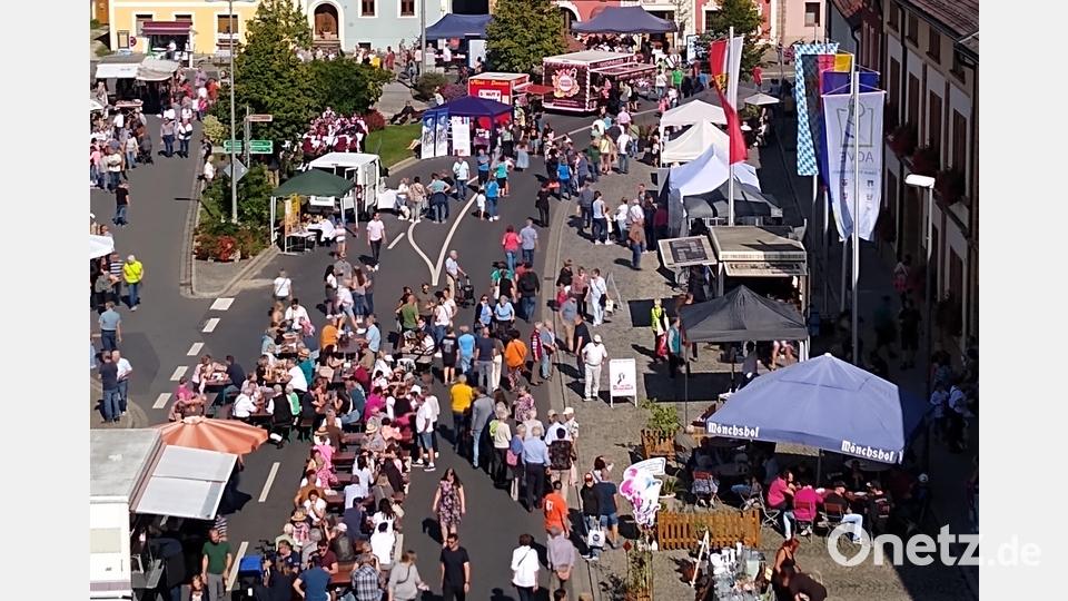 Zahlreiche Besucher lockt der Herbstmarkt in die Innenstadt von Vilseck. Bild: Stefanie Gradl