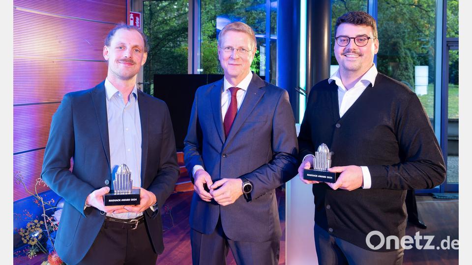 Hendrik Brandt (Mitte) gratulierte Christian Gold (links) und Sebastian Böhm. Bild: Tim Schaarschmidt