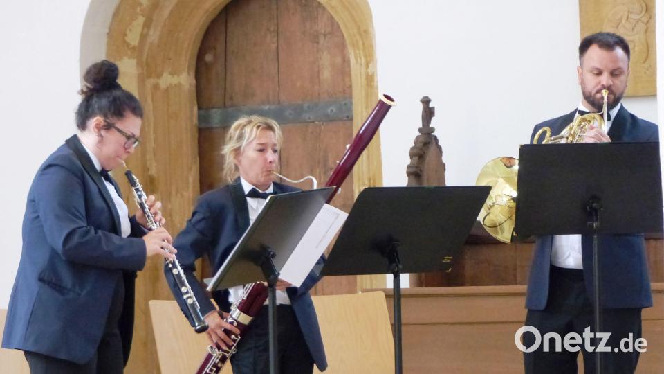 Drei Mitglieder des Polizeiorchesters gestalten mit Klarinette, Oboe und Tenorhorn die Feierlichkeiten in der Kastler Klosterkirche musikalisch. Bild: jp