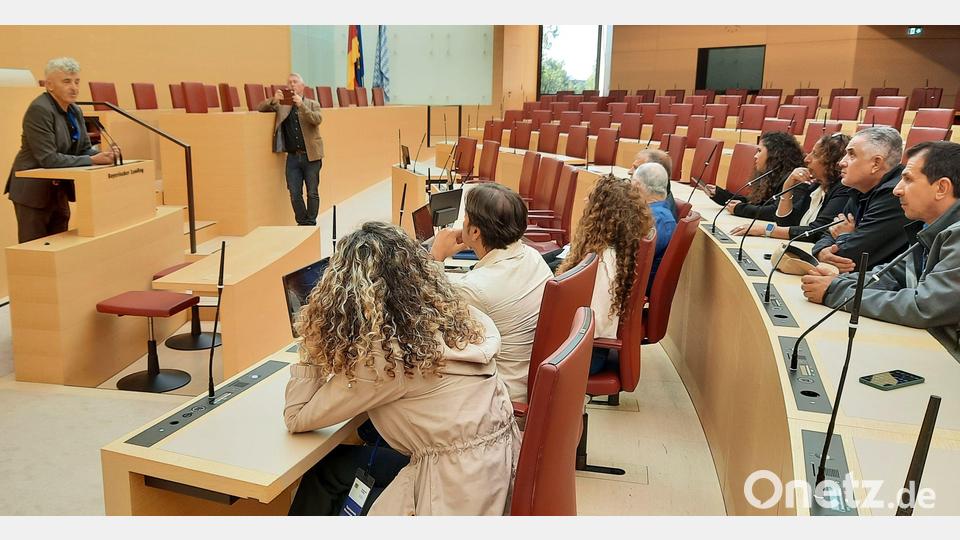 Bei einem Empfang im Bayerischen Landtag steht für die Israelis aus der Ammerthaler Partnerkommune Hevel Modiin eine Diskussion mit Robert Sigel, , dem Beauftragten der Bayerischen Staatsregierung für jüdisches Leben und gegen Antisemitismus, auf dem Programm. Bild: oe
