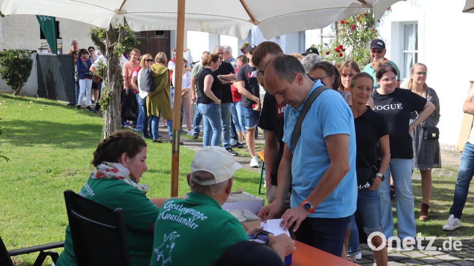 Im Pfarrhof gab es den ersten und heiß begehrten Kartenvorkauf der Theatergruppe &quot;D`Goaslandler&quot; für ihr neues Stück &quot;Im Schrank ist der Teufel los&quot;. Bild: mrr
