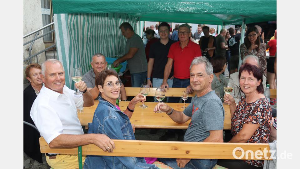Ein Glaserl Wein, in rot oder weiß? Das servierten die Mitglieder vom SPD-Ortsverein Rieden-Vilshofen. Bild: mrr