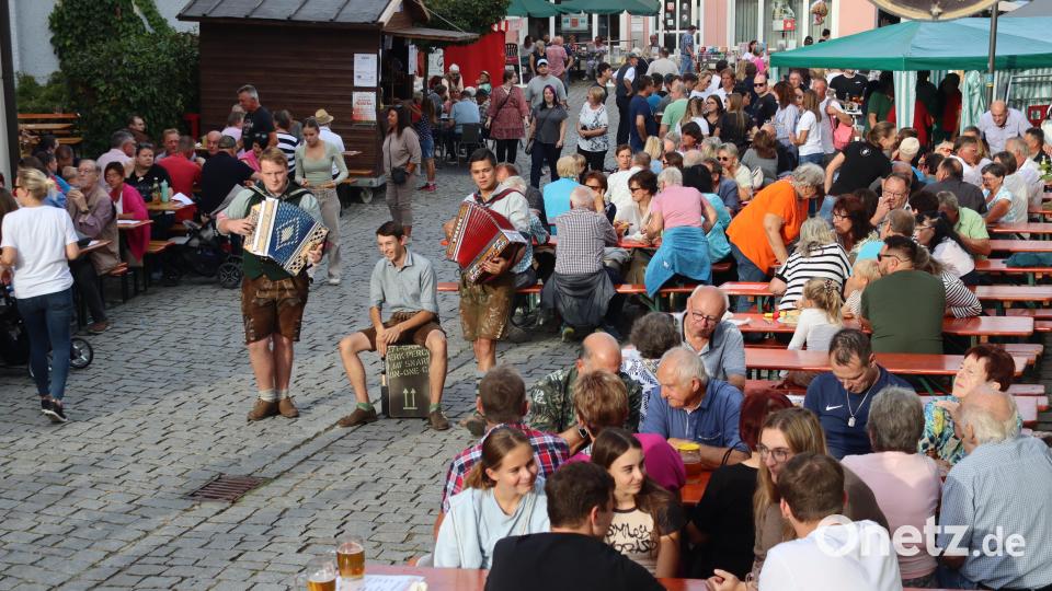 Wandermusikanten unterhalten die Besucher und tragen so zum Gelingen des Marktsonntags in Rieden bei. Bild: mrr