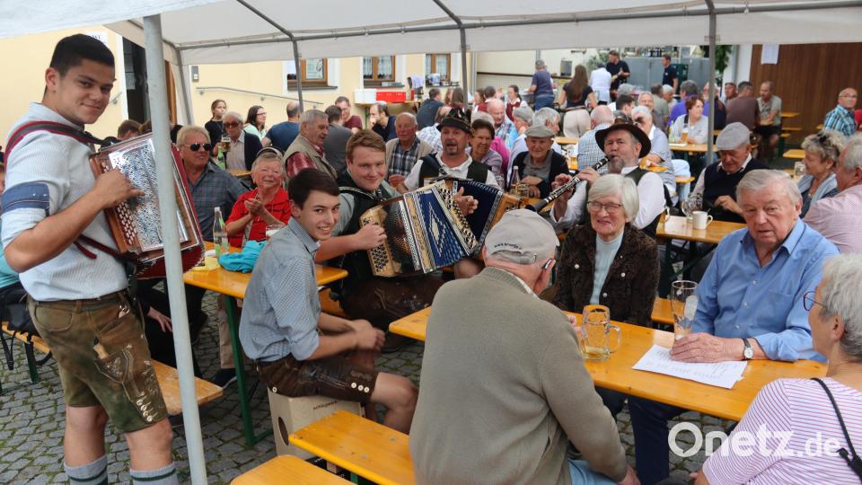 Die Musikanten Paule (von links), Jakob, Michl, der Bose und der Fonse sorgten für einen kurzweiligen Marktsonntag mit klangvoller Musik. Bild: mrr